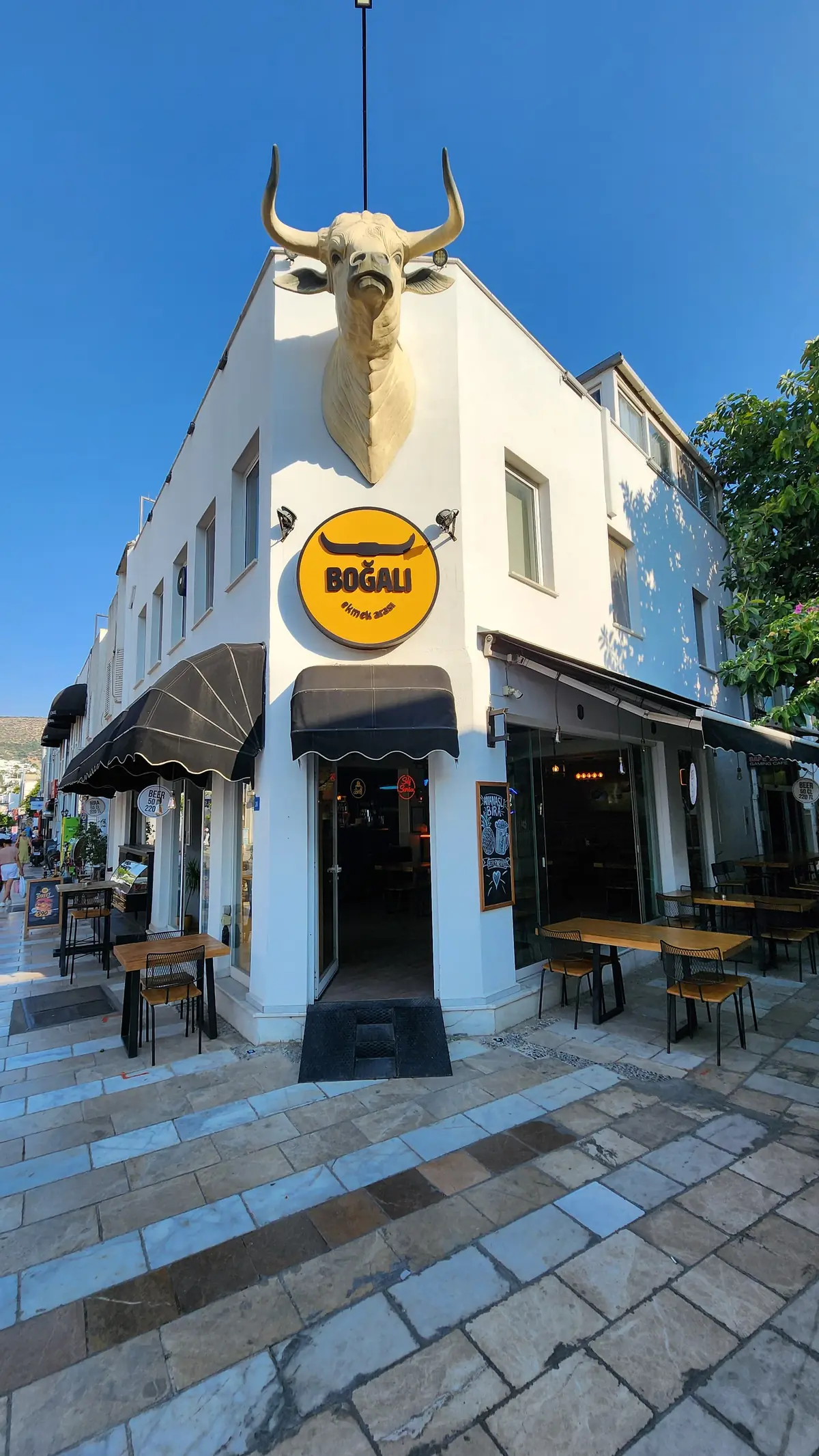 Boğalı Ekmek Arası sokak lezzetleri sofrası